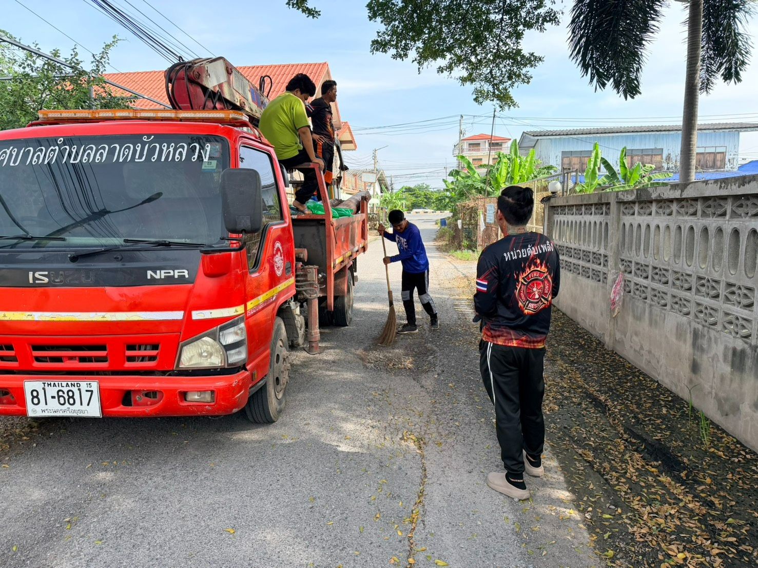 ก่องช่างพร้อมงานป้องกันซ่อมแซมถนนชำรุดเป็นหลุมในเขตเทศบาล